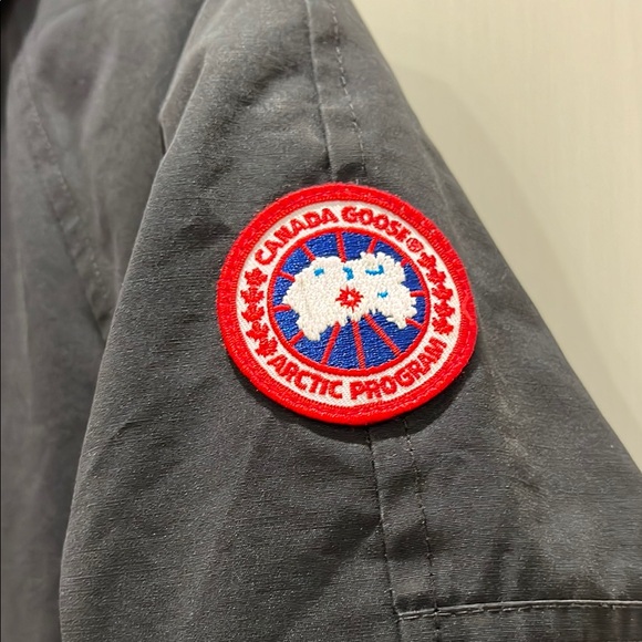 Canada Goose Black Kids Jacket with fur trim in very good gently worn condition - Picture 5 of 16